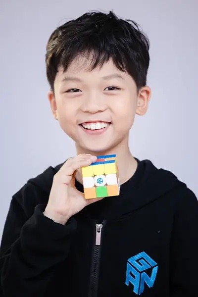 Cậu bé 9 tuổi đạt kỷ lục giải khối Rubik trong chưa đầy 5 giây - Ảnh 2.