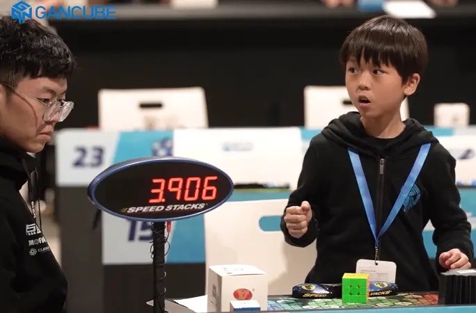 Cậu bé 9 tuổi đạt kỷ lục giải khối Rubik trong chưa đầy 5 giây - Ảnh 1.