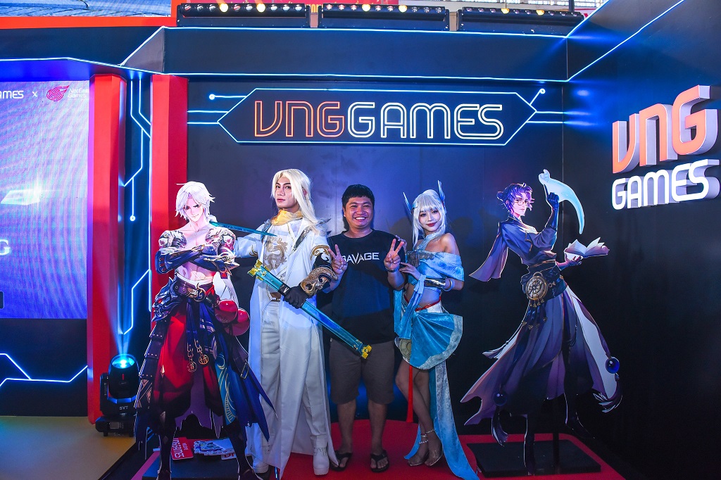 Người chơi checkin cùng các cosplayer trong trang phục của nhân vật game Thiên Dụ - nguồn: VNGGames