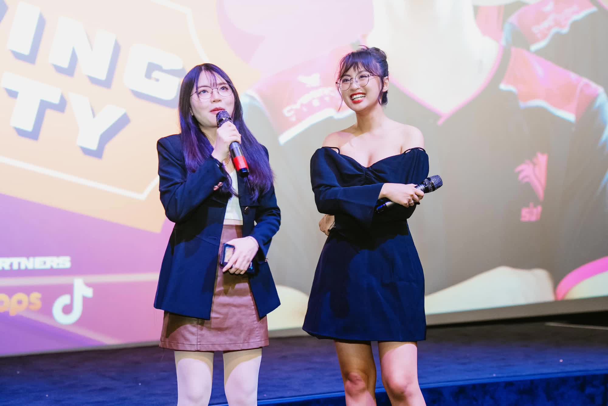 Cặp nữ MC Remind (trái) và Minh Nghi tại buổi Viewing Party - nguồn: GAM Esports