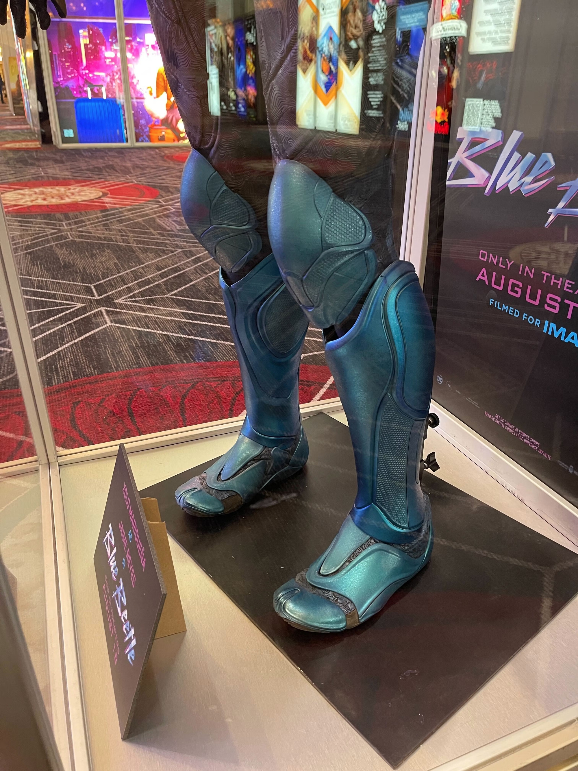 See the first detailed image of the superhero Blue Beetle's armor - Photo 7.
