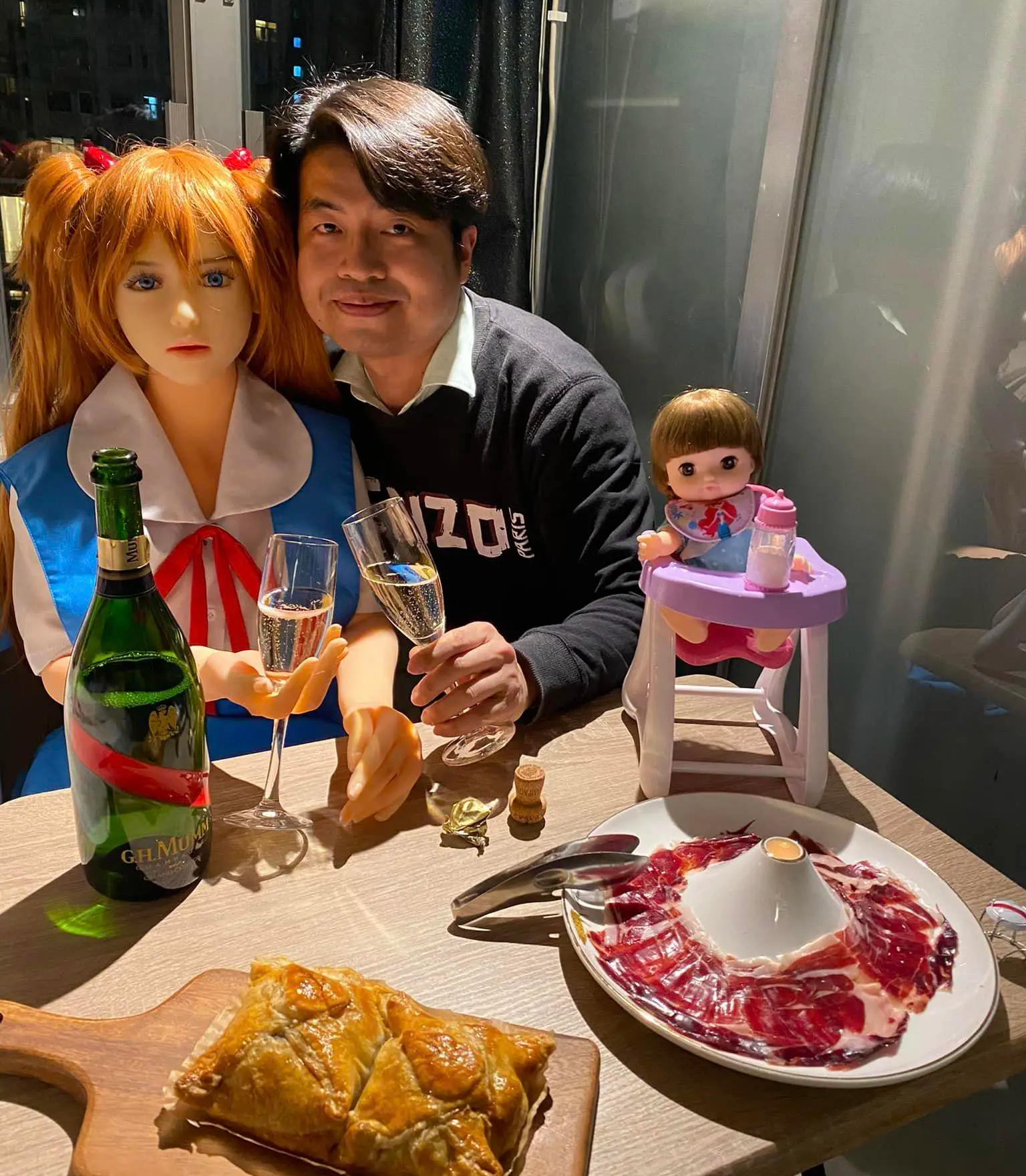 The man married an 'anime doll' as his wife because he did not want any conflict in the family - Photo 3.