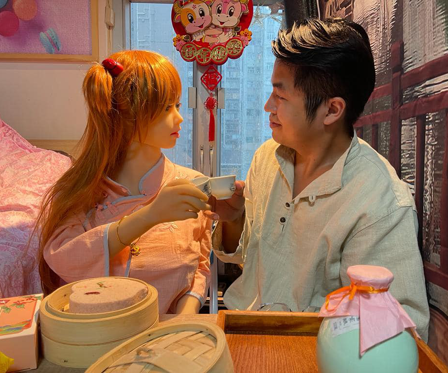 The man married an 'anime doll' as his wife because he did not want conflict in the family - Photo 8.