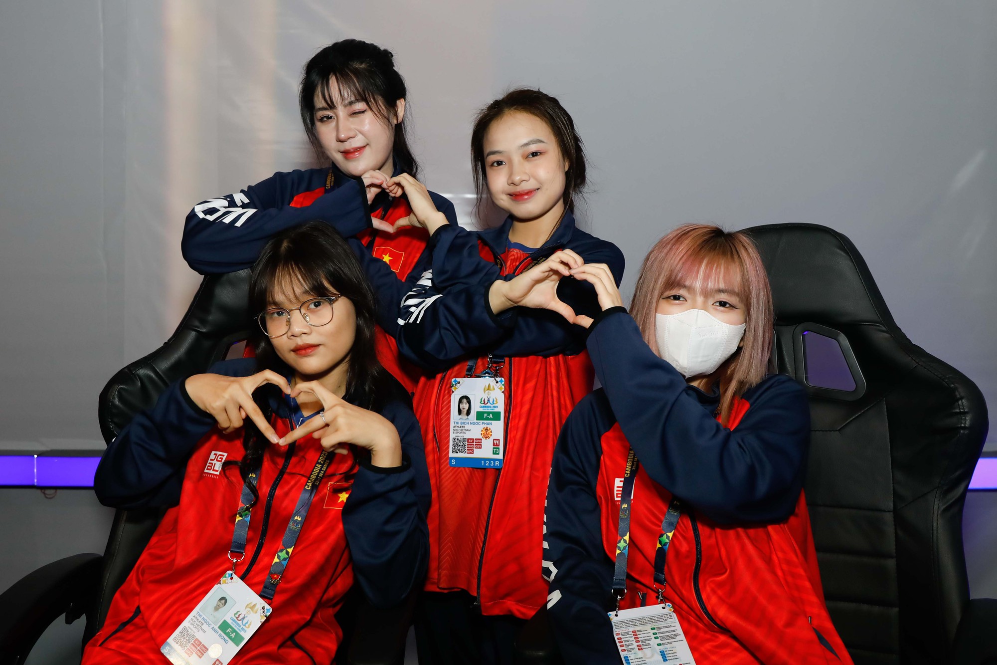 The international Esports 'pink ball' bloomed at the 32nd SEA Games, the Vietnamese players also matched the 'female pearl' - Photo 10.