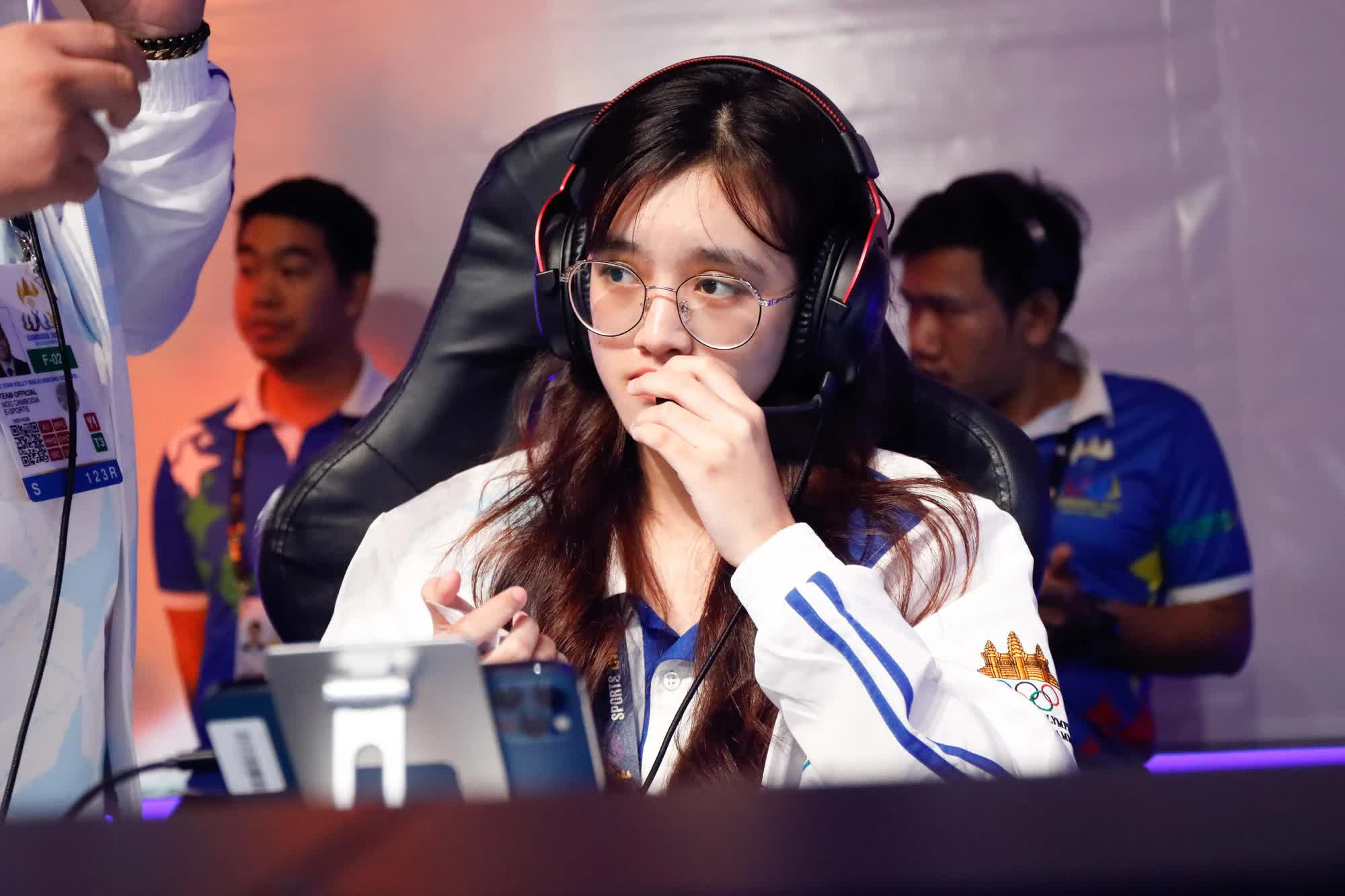 The international Esports 'pink ball' bloomed at the 32nd SEA Games, the Vietnamese players also matched the 'female pearl' - Photo 3.