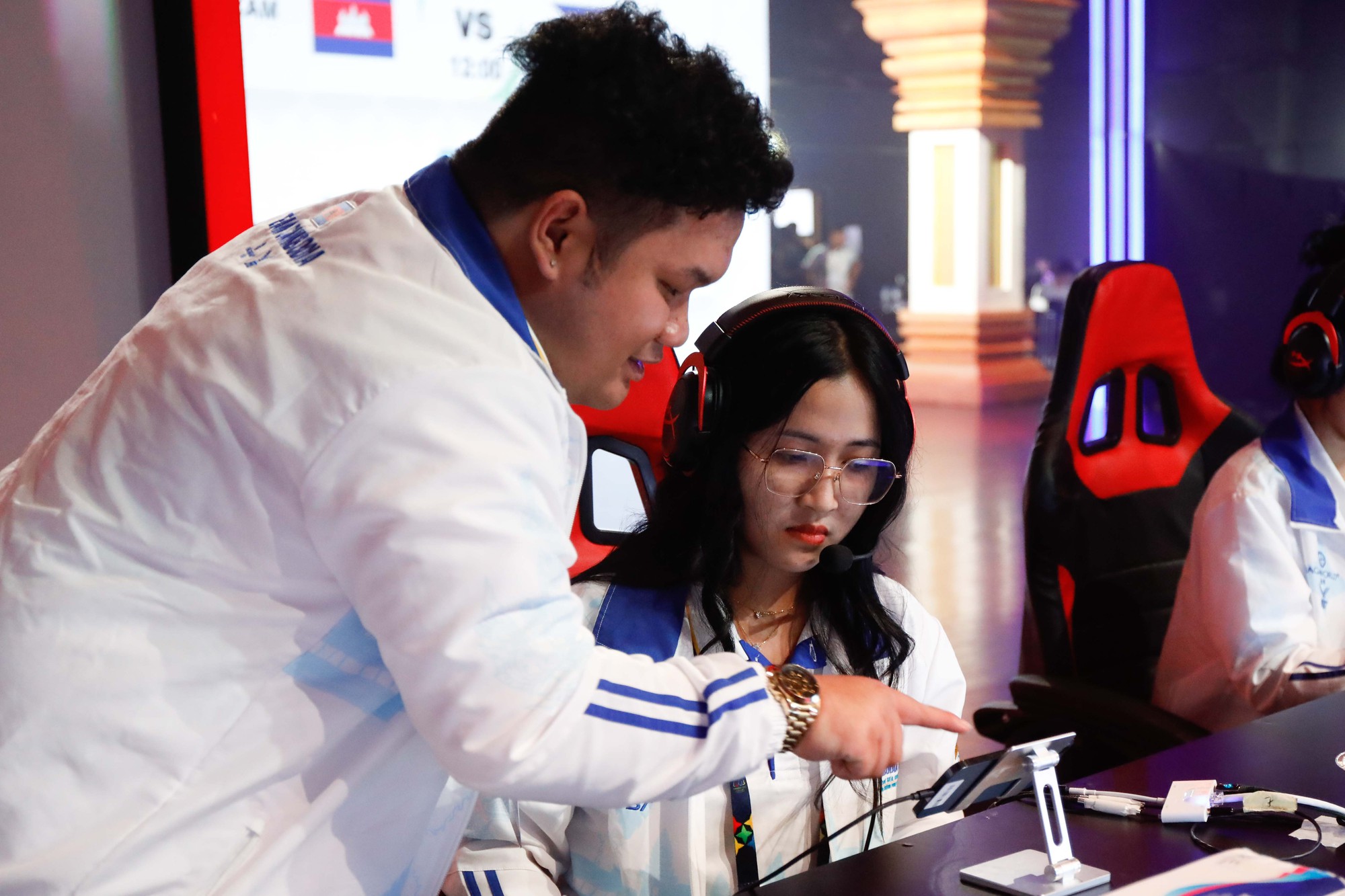 The international Esports 'pink ball' bloomed at the 32nd SEA Games, the Vietnamese players were also on par with the 'female pearls' - Photo 2.