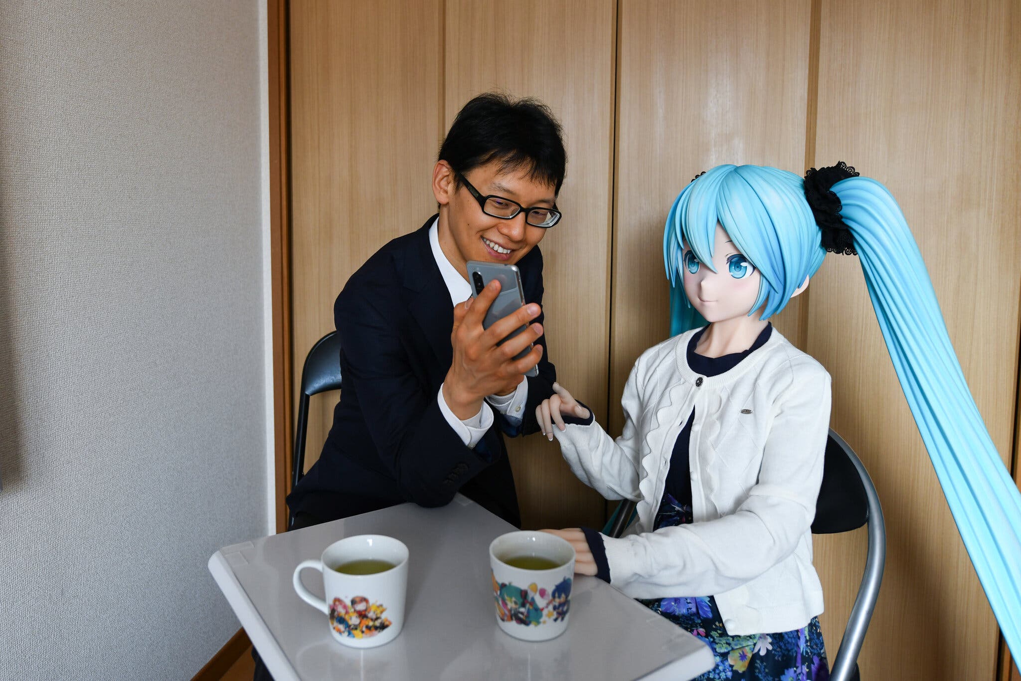 Spending more than 300 million to get married with a virtual wife, what is the life of the Japanese guy after 5 years?  - Photo 1.