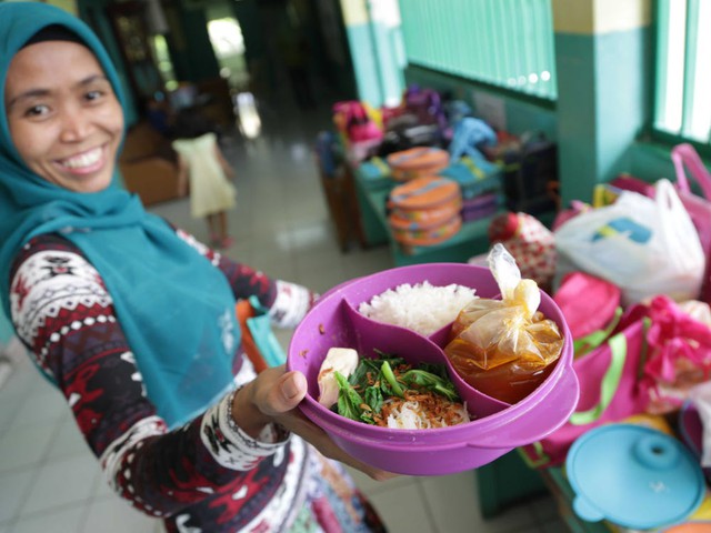 What is the typical lunch in school cafeterias around the world?  - Photo 14.