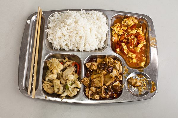 What is the typical lunch in school cafeterias around the world?  - Photo 4.