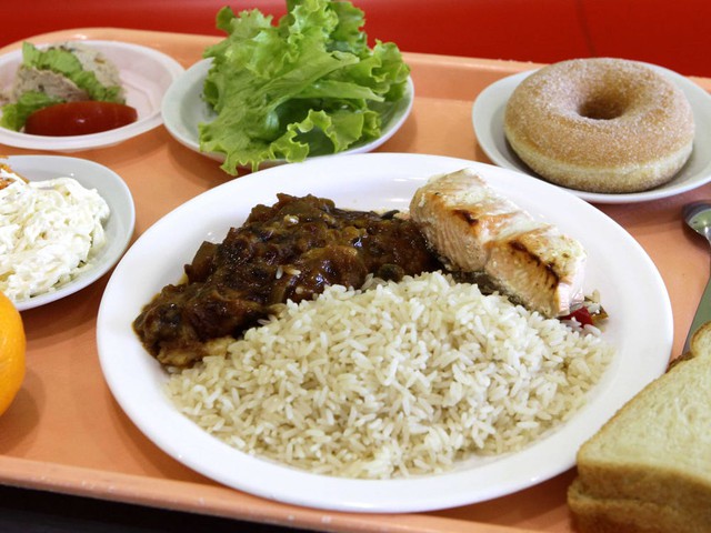 What is the typical lunch in school cafeterias around the world?  - Photo 2.