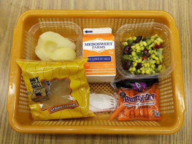 What is the typical lunch in school cafeterias around the world?  - Photo 11.