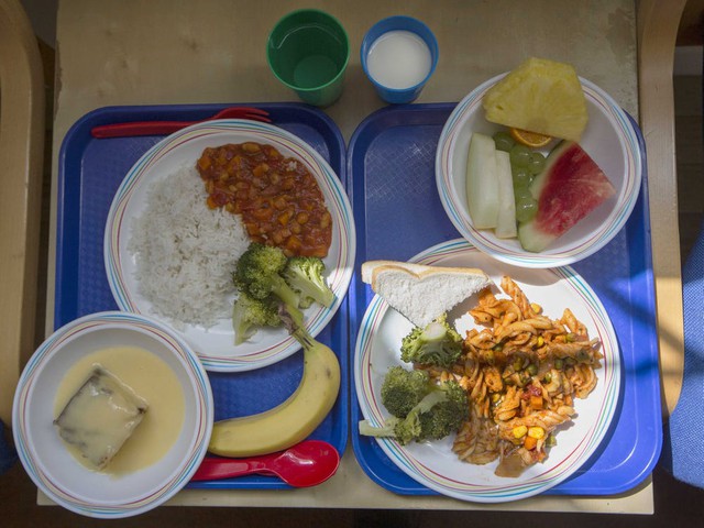 What is the typical lunch in school cafeterias around the world?  - Photo 9.