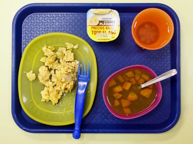 What is the typical lunch in school cafeterias around the world?  - Photo 7.