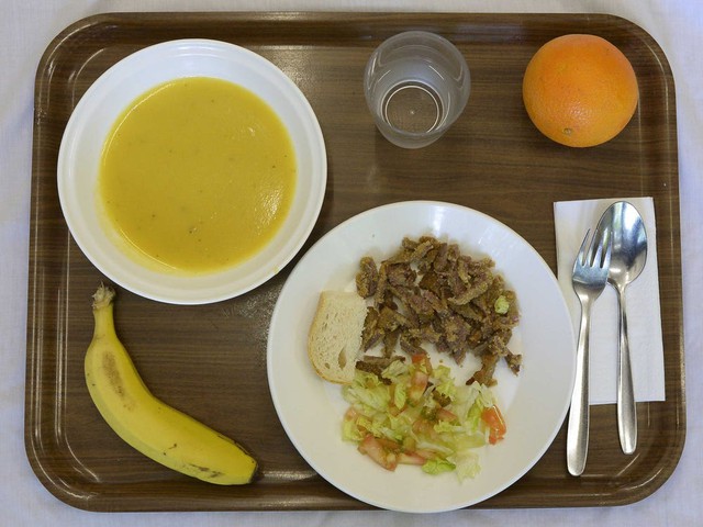 What is the typical lunch in school cafeterias around the world?  - Photo 6.