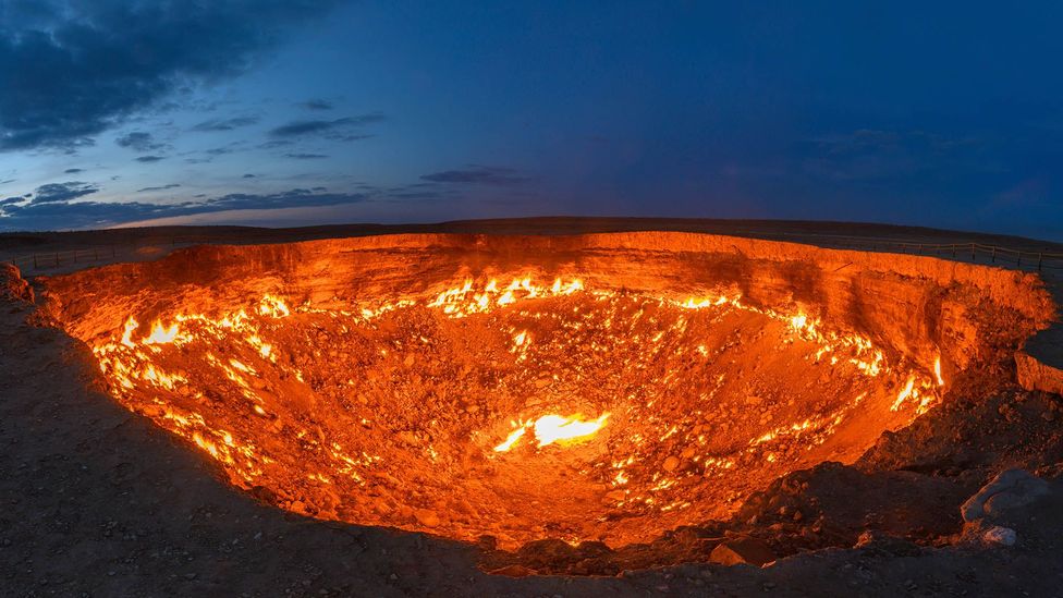 Vì sao không thể lấp Cổng địa ngục cháy liên tục 50 năm ở Turkmenistan? - Ảnh 1.