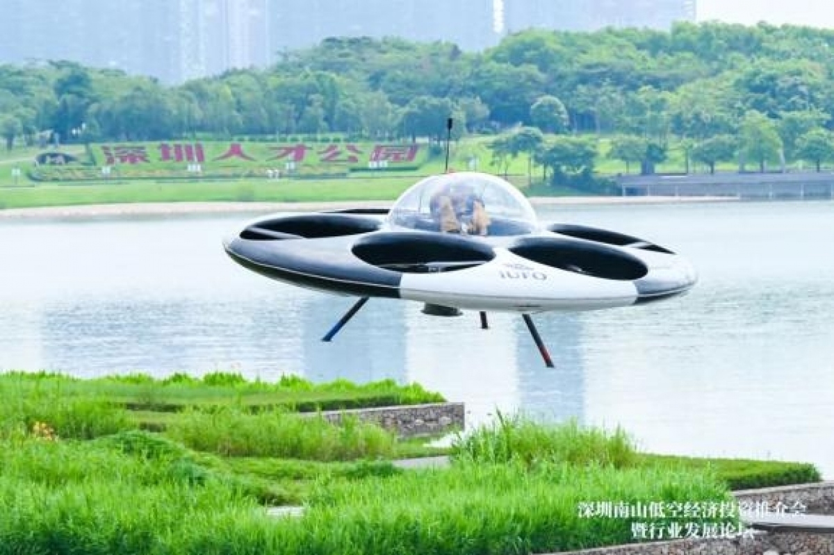 China unveiled the world's first manned flying saucer - Photo 1.