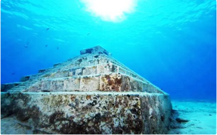 Thợ lặn vô tình phát hiện kim tự tháp gây tranh cãi dưới đáy biển Nhật Bản - Ảnh 1.