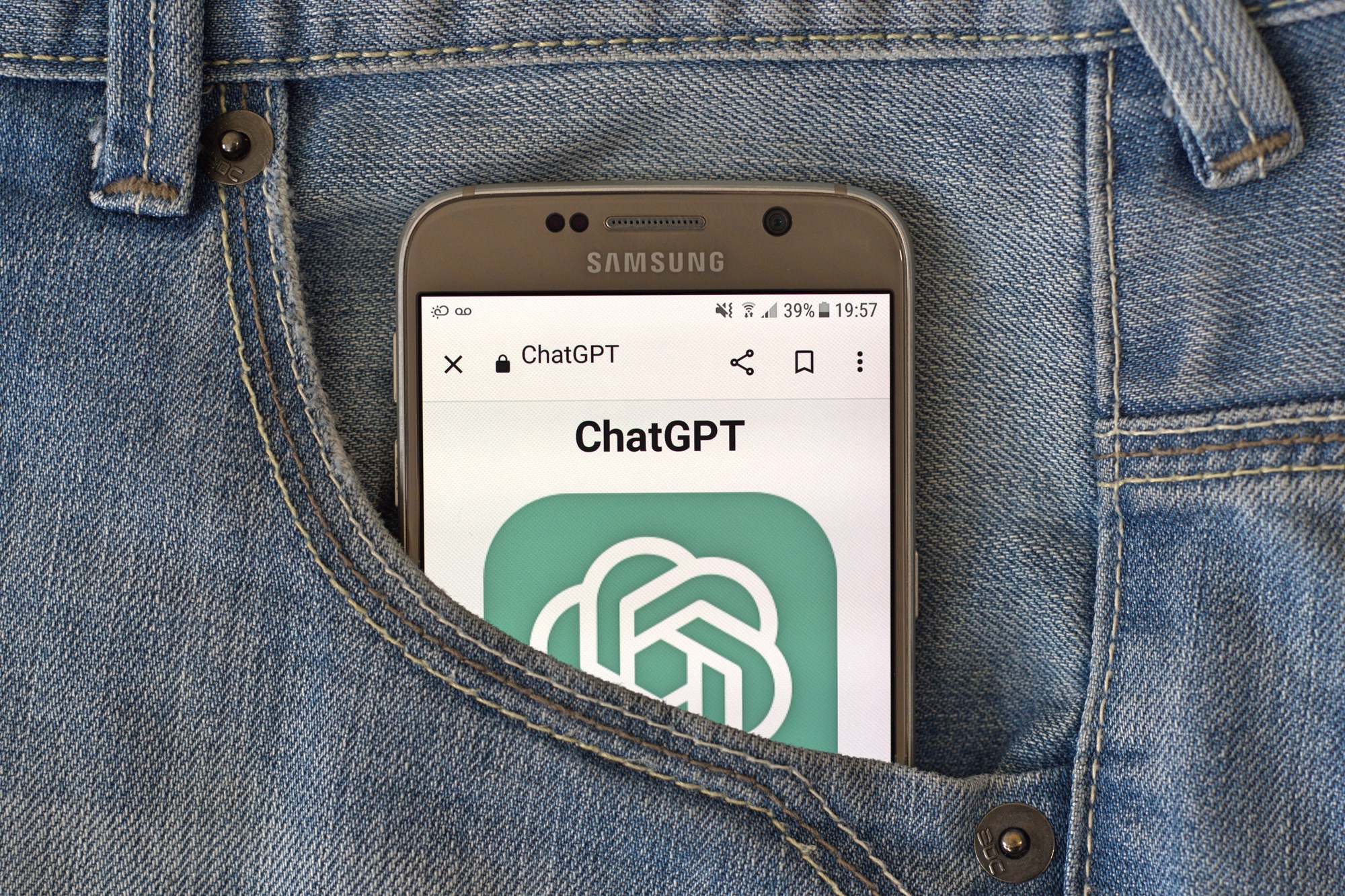 Chatbot hàng đầu thế giới ChatGPT đã có mặt trên điện thoại Android - Ảnh 1.