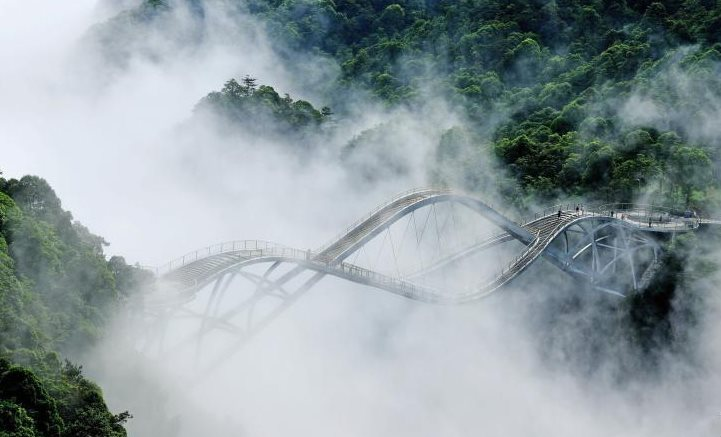 Trung Quốc xây dựng công trình ‘lơ lửng giữa mây’ khiến thế giới ngỡ ngàng: Uốn lượn như sóng giữa 2 vách núi, dài tới 100 mét, ‘độc lạ’ đến mức nhiều người không tin là có thật - Ảnh 4.