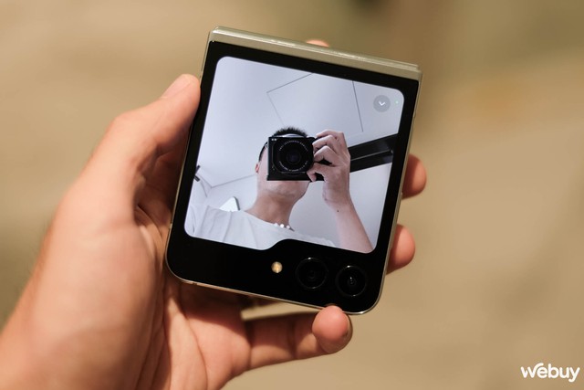 Màn hình phụ Flex Window trên Galaxy Z Flip5 làm được gì: Xem được cả YouTube, Netflix - Ảnh 3.