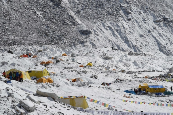 Cô gái trên đỉnh Everest, nhiều người đi qua nhưng phớt lờ, bị &quot;phong ấn&quot; suốt 9 năm trong tuyết: Tại sao không ai dám cứu giúp? - Ảnh 3.