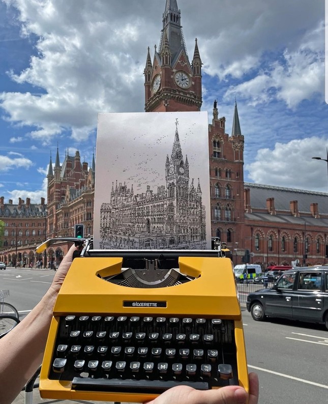 The British artist's typewriter painting caused a fever in the online community - Photo 1.