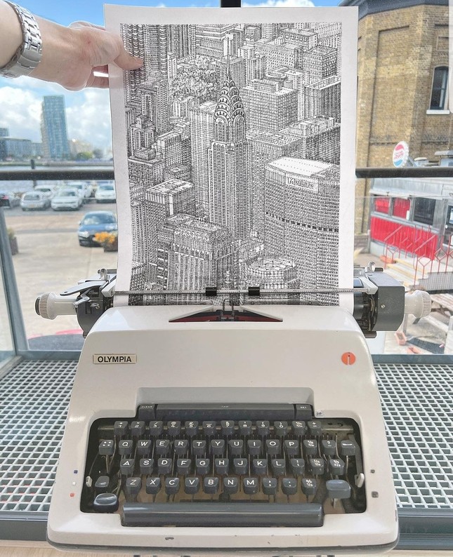 Tác phẩm hội họa bằng máy đánh chữ của nghệ sĩ người Anh gây sốt cộng đồng mạng - Ảnh 3.