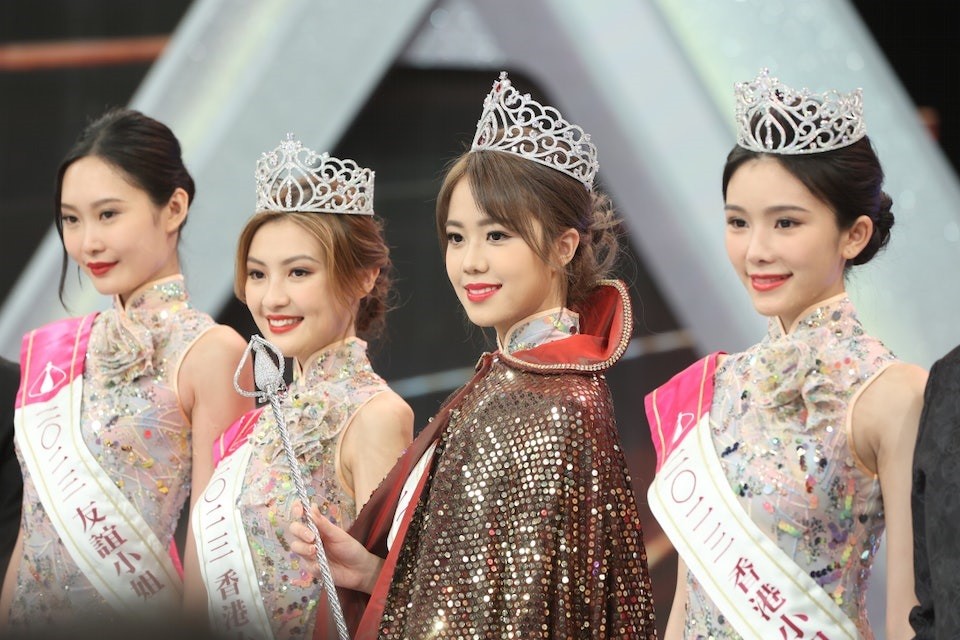 Sắc vóc cô gái 21 tuổi phá vỡ lời nguyền để trở thành Hoa hậu Hong Kong 2023 - Ảnh 1.