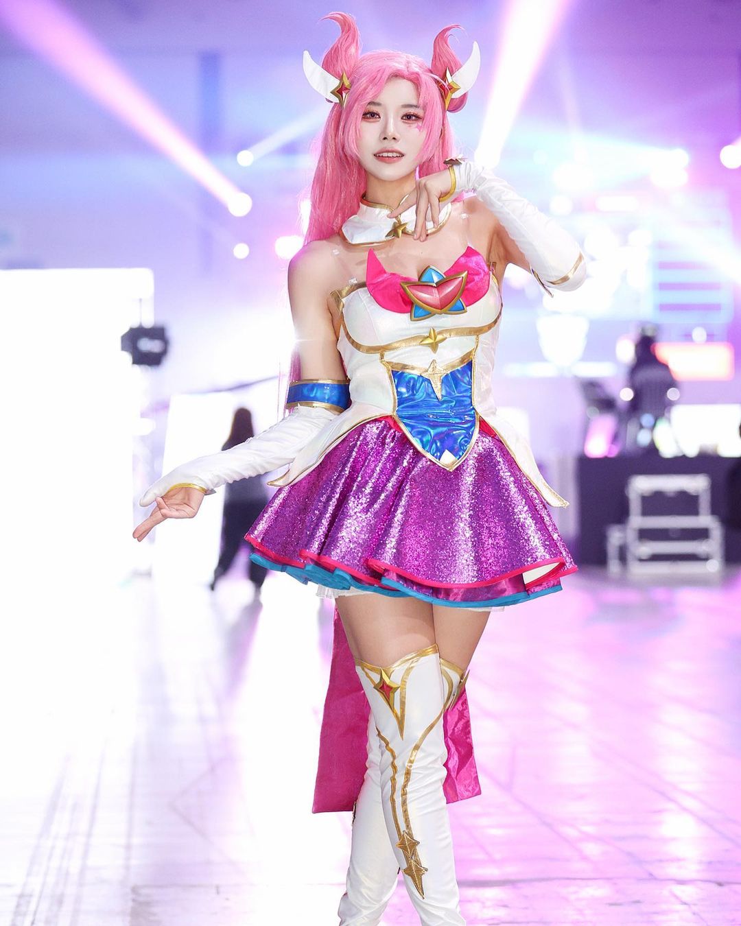 BeryL xuất hiện cạnh nữ cosplayer xinh đẹp, hóa ra là "người quen ...