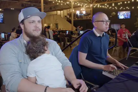 While competing while holding his child, the charisma of the gamer's father attracts attention, 