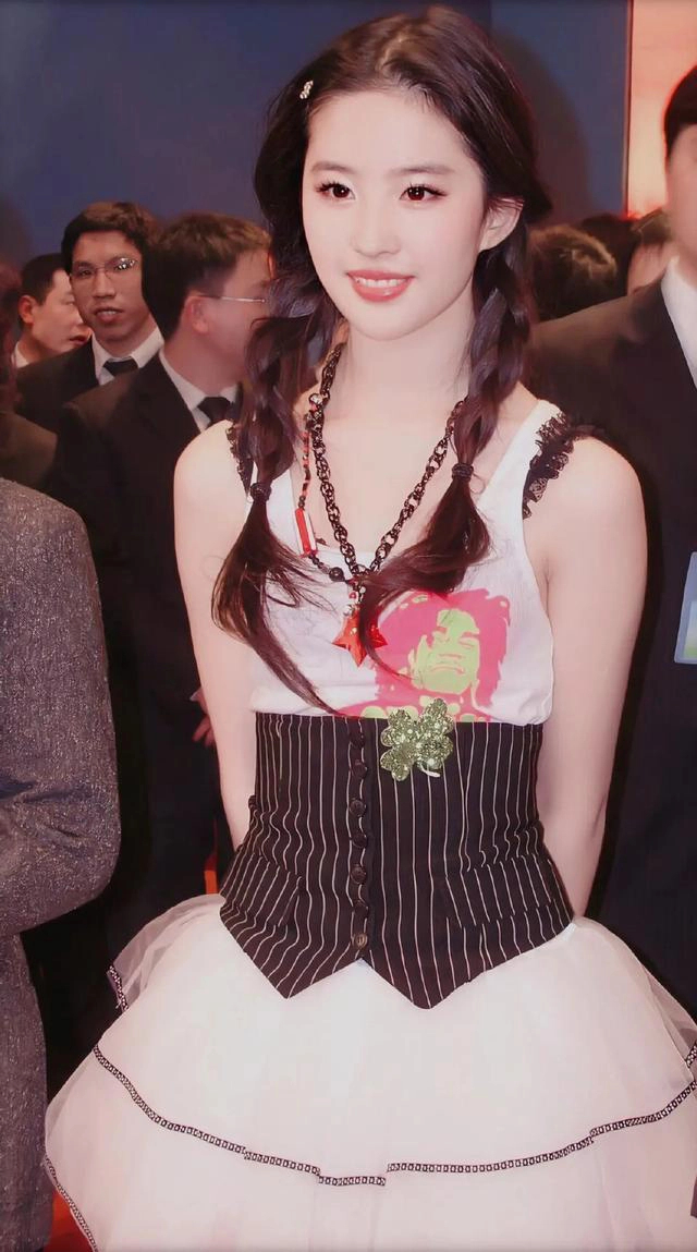 Liu Yifei's student image is hot again, does her beauty live up to the title 