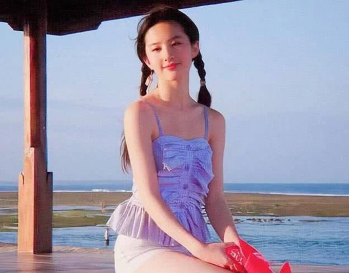 Liu Yifei's student image is hot again, does her beauty live up to the title 