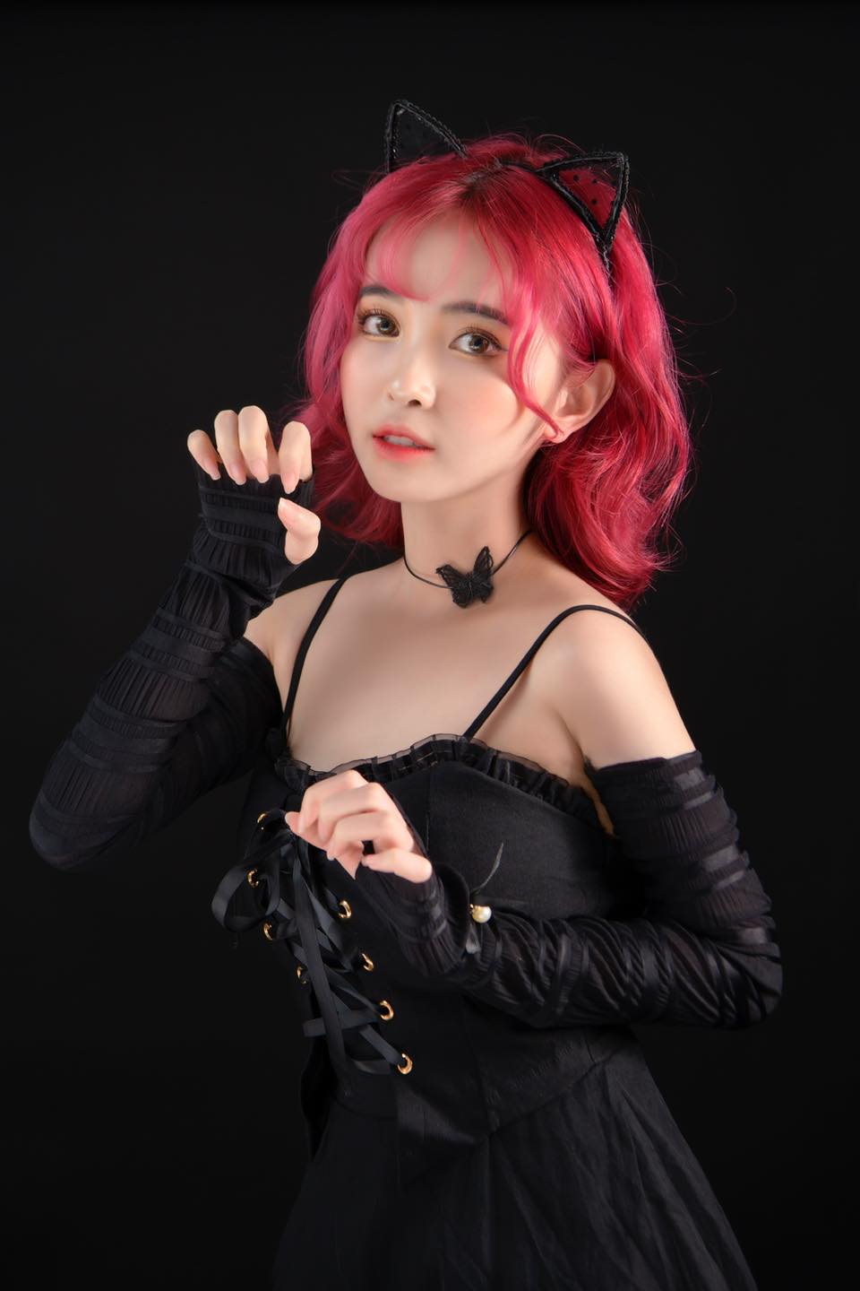 Lần đầu tập tành cosplay, nữ streamer nửa triệu người theo dõi thu về thành phẩm &quot;rất gì và này nọ&quot; - Ảnh 1.