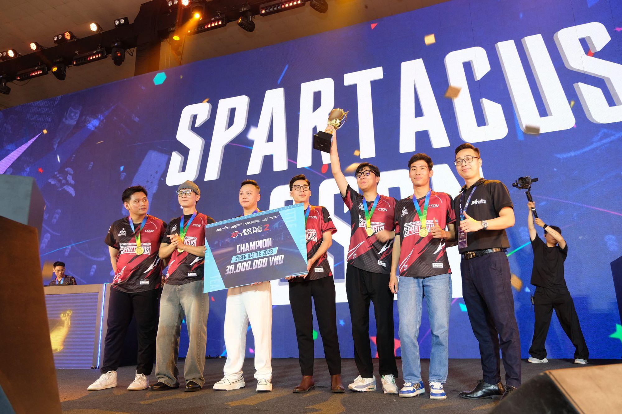 Champion Spartacus Chim Sẻ Đi Nắng gây ấn tượng mạnh trong giải Cyber Battle tại VTC Mobile Festival - Ảnh 1.