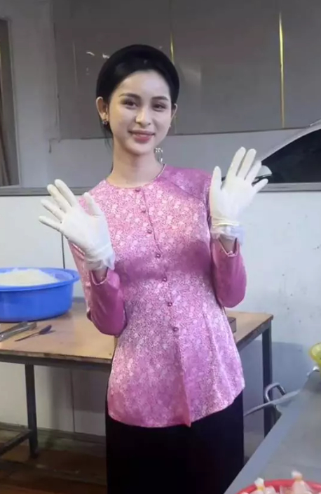 hot girl bún cá biến cửa hàng thành sàn diễn Screenshot-2024-01-18-123433-1234-1705561546462-1705561546560194450819