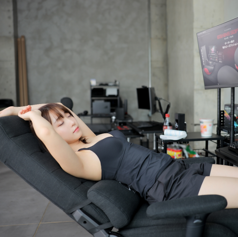 Chỉ nằm ngủ trước dàn máy chơi game, cô nàng hot girl khiến dân mạng 