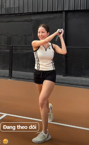 Trâm Anh playing pickleball