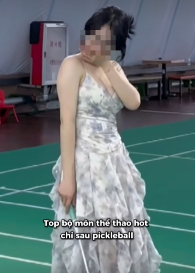 Cô gái diện đầm chơi cầu lông, liên tục phải lấy tay chỉnh