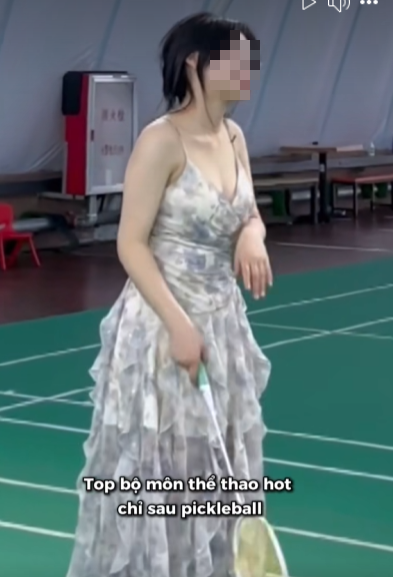 Cô gái diện đầm chơi cầu lông, liên tục phải lấy tay chỉnh 
