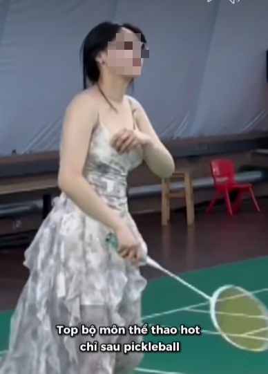 Cô gái diện đầm chơi cầu lông, liên tục phải lấy tay chỉnh