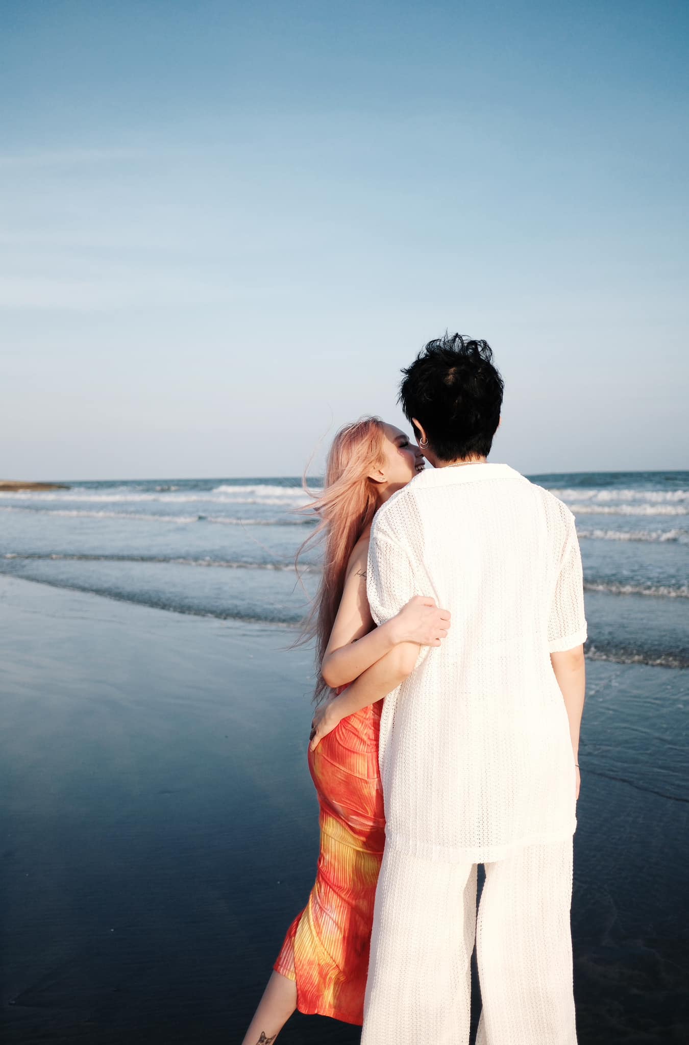 Xoài Non thoải mái thân mật với tình mới ở chốn công cộng- Ảnh 4. Xoài Non thoải mái thân mật với tình mới ở chốn công cộng- Ảnh 4.