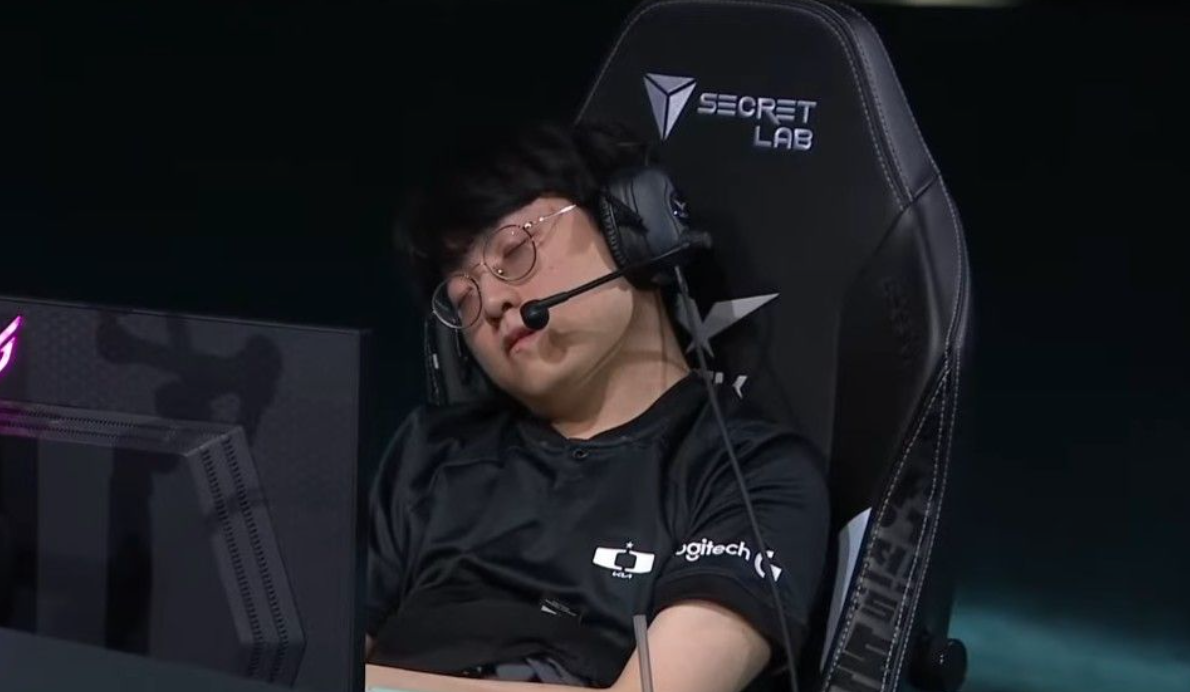 ShowMaker sleeping in the tournament chair while organizers resolved the DK - DRX match issue