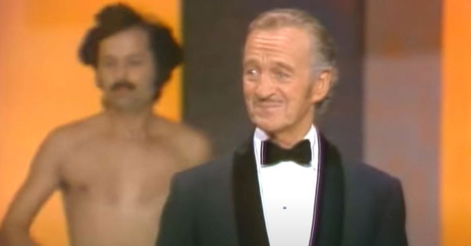 Sao nam gây sốc vì khoả thân trên sân khấu Oscar 2024, bắt chước khoảnh khắc kinh điển 50 năm trước - Ảnh 4.