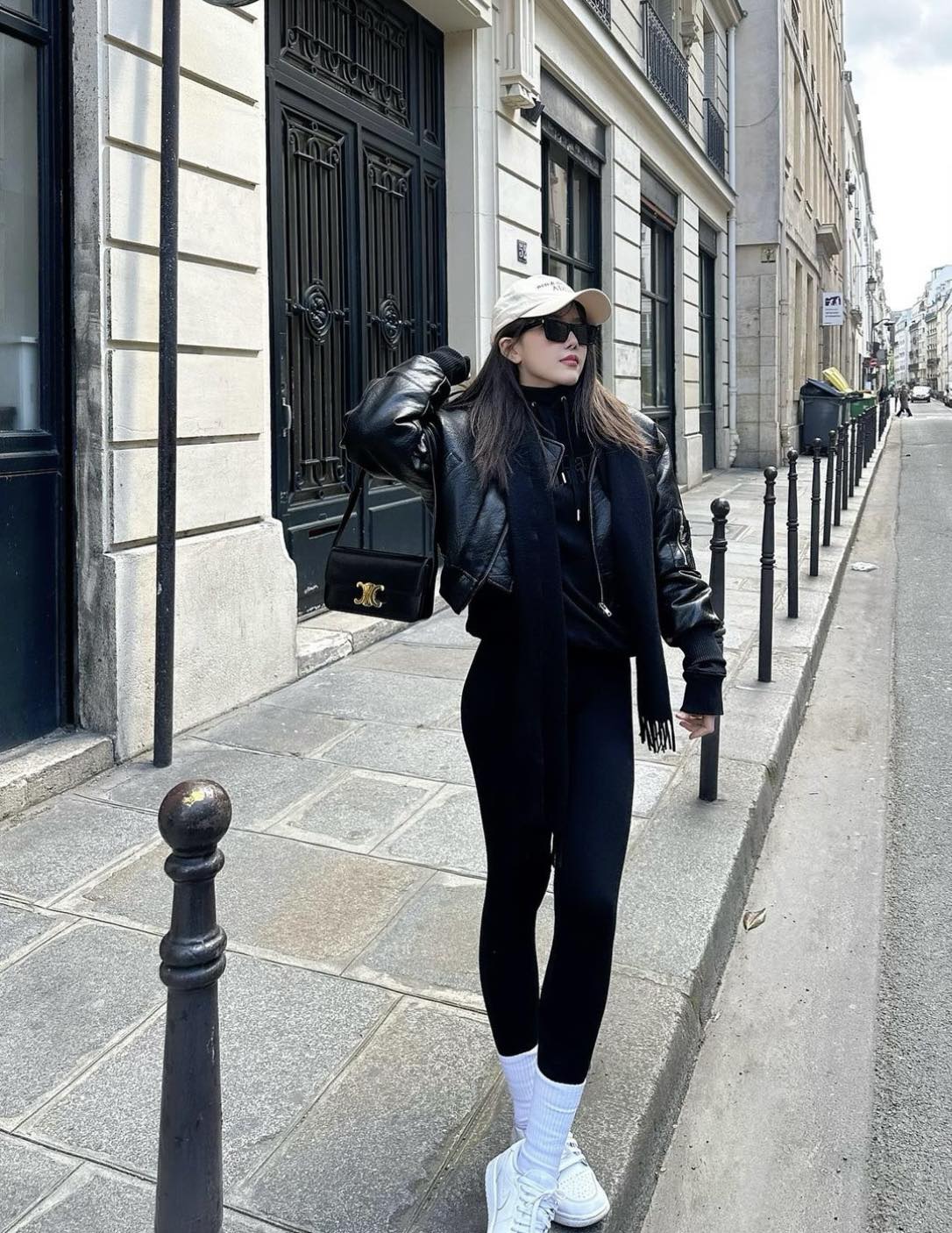 Nam tuyển thủ hẹn hò lãng mạn với bạn gái hơn 10 tuổi tại Paris - Ảnh 3. Nam tuyển thủ hẹn hò lãng mạn với bạn gái hơn 10 tuổi tại Paris - Ảnh 3.