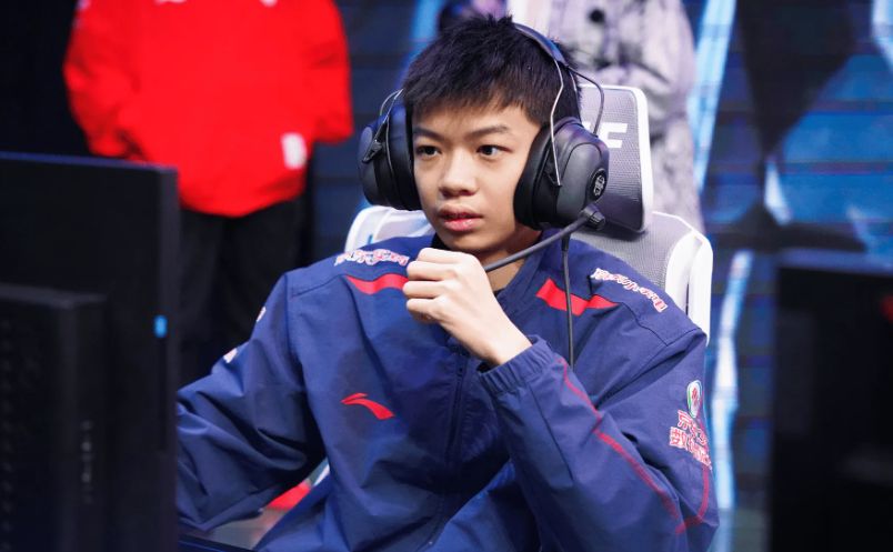 Sheer là tuyển thủ trẻ giàu tiềm năng vừa có màn debut tại LPL trong màu áo JDG hồi giải Mùa Xuân vừa qua Sheer là tuyển thủ trẻ giàu tiềm năng vừa có màn debut tại LPL trong màu áo JDG hồi giải Mùa Xuân vừa qua