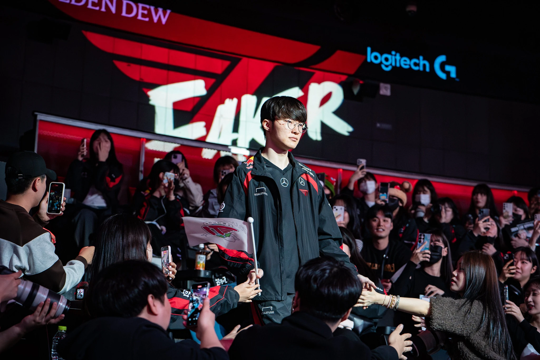Faker có tất cả mọi thứ mà một tuyển thủ Esports hay một vận động viên thể thao có thể mơ ước: vinh quang, tầm ảnh hưởng, danh vọng, tiền tài Faker có tất cả mọi thứ mà một tuyển thủ Esports hay một vận động viên thể thao có thể mơ ước: vinh quang, tầm ảnh hưởng, danh vọng, tiền tài