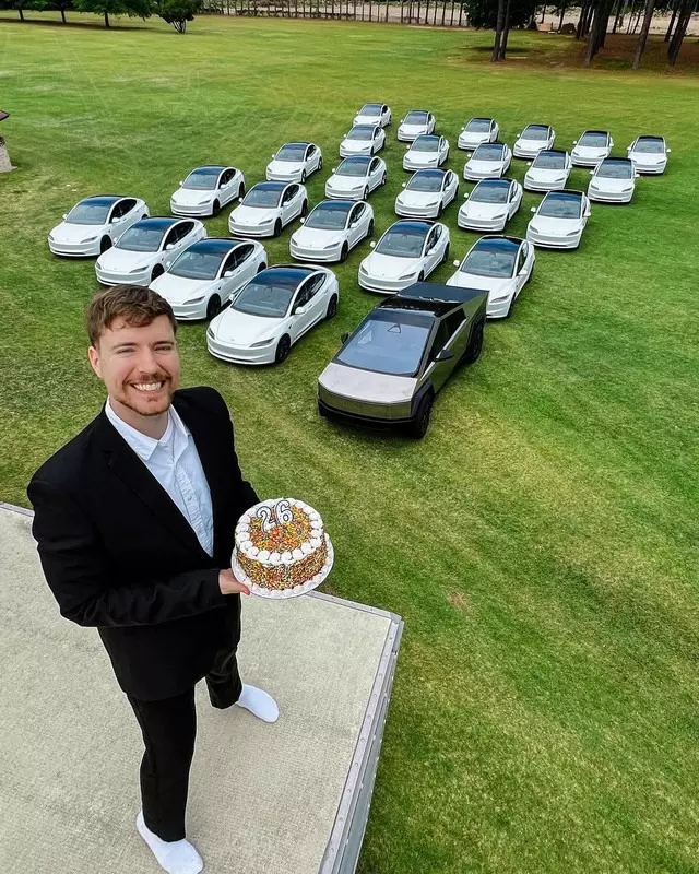 Tiền nhiều, hai YouTuber nổi tiếng làm “content” kiểu: người tặng xe Tesla, người chê cuộc sống Trái Đất