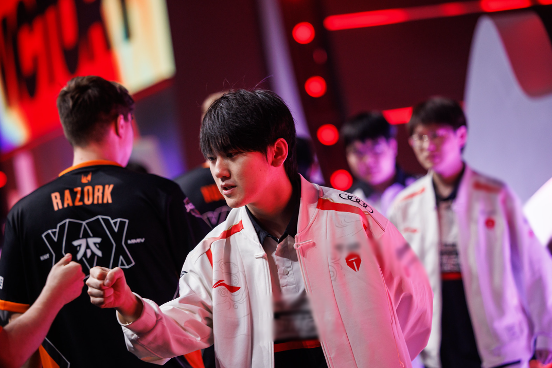 Lên tiếng “đụng chạm Faker”, tuyển thủ FlyQuest liền bị T1 biến thành “gã hề” cùng kỷ lục đáng buồn - Ảnh 2. Lên tiếng “đụng chạm Faker”, tuyển thủ FlyQuest liền bị T1 biến thành “gã hề” cùng kỷ lục đáng buồn - Ảnh 2.