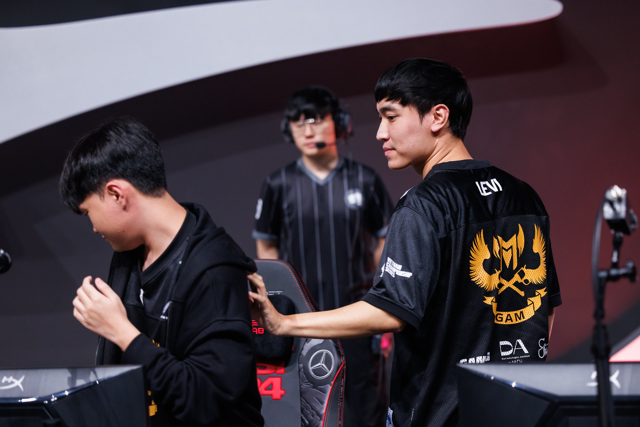 Emo chưa chắc đã lấy lại tinh thần sau màn trình diễn "thảm họa" trước FNC Emo chưa chắc đã lấy lại tinh thần sau màn trình diễn "thảm họa" trước FNC