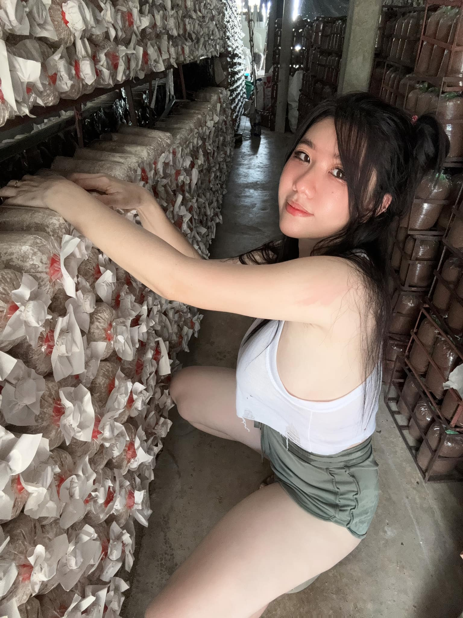 Hot girl trồng nấm được CĐM truy tìm vì quá gợi cảm Photo-1723626368944-1723626369251460609802